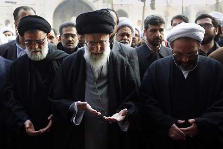 اقامه نماز رهبر انقلاب بر پیكر آیت‌الله آقامجتبی تهرانی