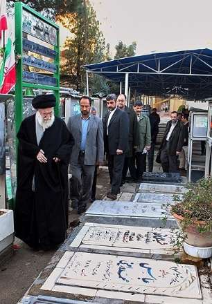 حضور رهبر معظم انقلاب در حرم مطهر امام‌ خمینی