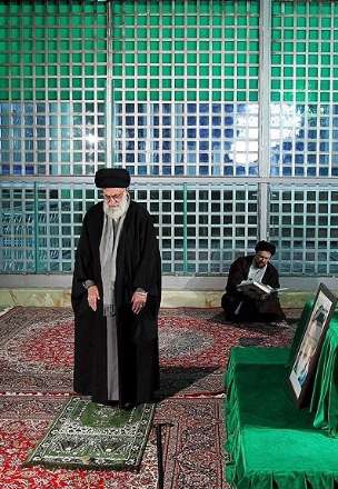 حضور رهبر معظم انقلاب در حرم مطهر امام‌ خمینی