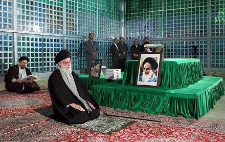 حضور رهبر معظم انقلاب در حرم مطهر امام‌ خمینی
