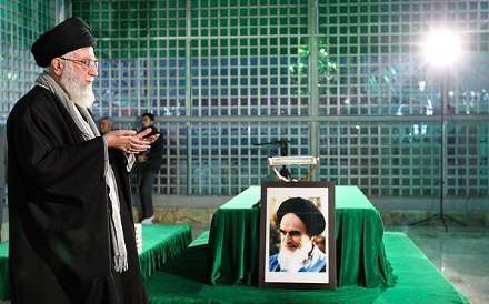 حضور رهبر معظم انقلاب در حرم مطهر امام‌ خمینی