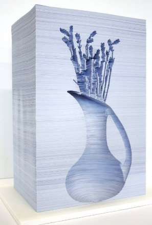 مجسمه هایی از کتاب های انباشته