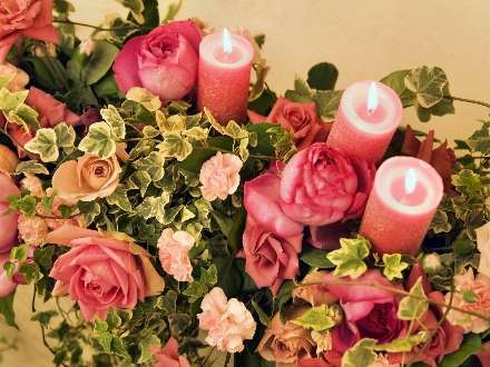 رزهاي رنگارنگ كنار شمعها