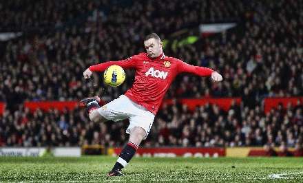 بازیکن فوتبال در حال زدن به توپ