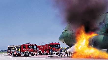 آتش نشانان در حال خاموش کردن هواپیما