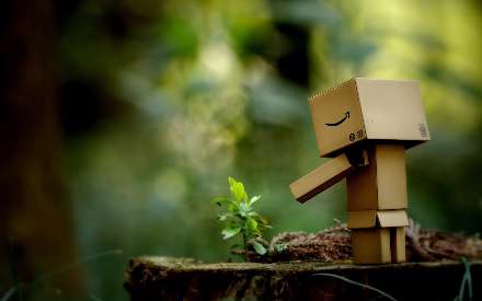 ماکت آدم آهنی در کنار برگ سبز