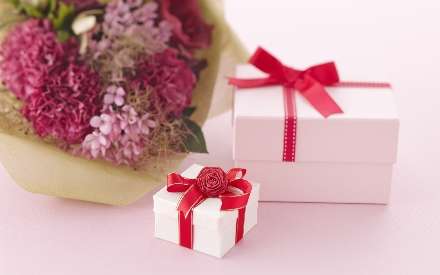 هدیه های سفید همراه با یک دسته گل