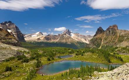 منظره طبیعت میان کوه ها