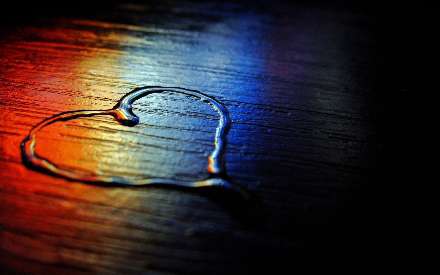 آب قلبی روی چوب