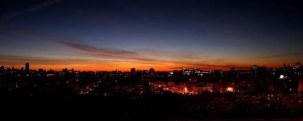 نمايي از يك شهر در شب