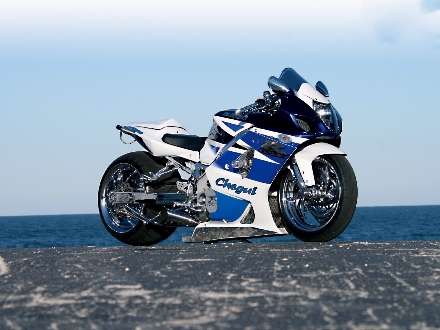 نمای جلویی موتور سوزوکی جی اس ایکس