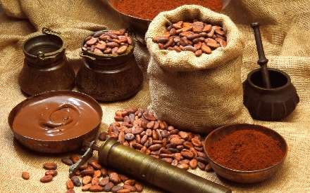 کیسه ای پر از دانه های قهوه