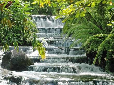 نمایی از آبشار پله ای