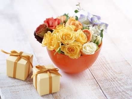 کاسه ای پر از گل های رنگارنگ