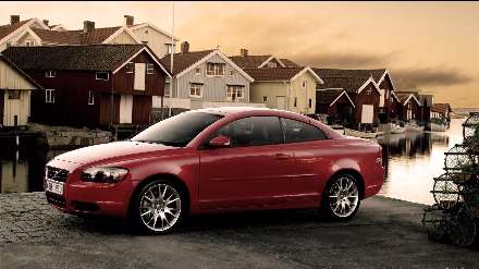 اتومبیل ولوو قرمز