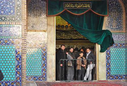 ایوان طلای حرم حضرت معصومه (س) در قم