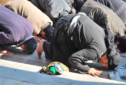 برپایی نماز جماعت در  مراسم عزاداری ظهر روز عاشورا در حرم حضرت معصومه (س) قم