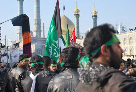 حضور دسته های زنجیرزنی در جوارحرم حضرت معصومه (س) در روز عاشورا