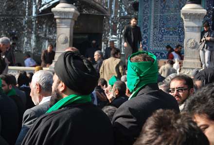 برپایی نماز جماعت در  مراسم عزاداری ظهر روز عاشورا در حرم حضرت معصومه (س) قم