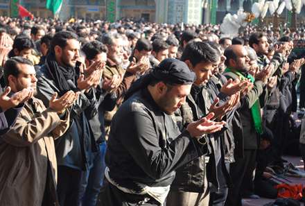 برپایی نماز جماعت در  مراسم عزاداری ظهر روز عاشورا در حرم حضرت معصومه (س) قم