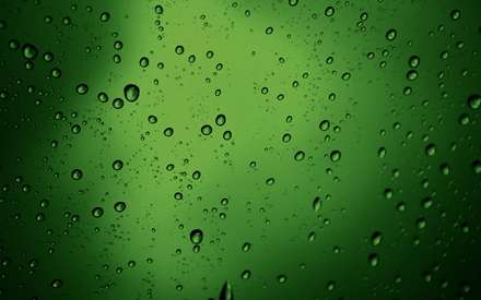 قطرات شبنم روی شیشه