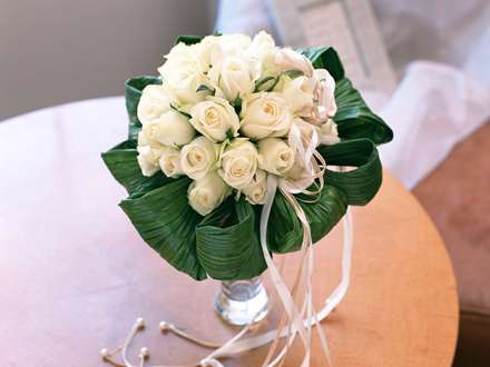 يك دسته گل محمدي سفيد در گلدان