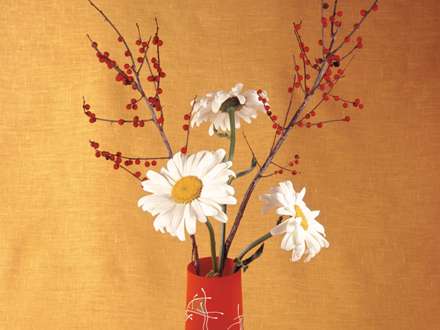 گلداني با بابونه هاي سفيد و ميوه هاي قرمز