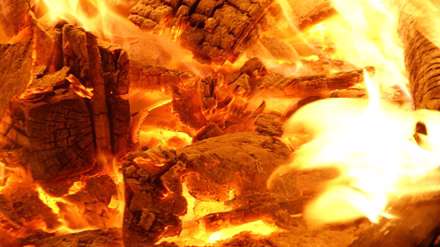 چوب هایی در حال سوختن