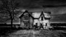 تصویری سیاه و سفید از یک خانه چوبی