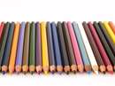 صفی از مدادهای رنگی