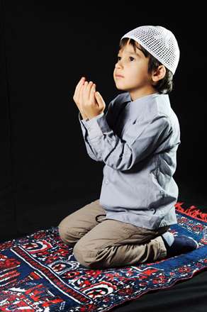 کودکی در حال دعا کردن