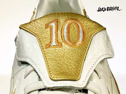 کفش فوتبال سفید و زرد