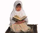 دختر کوچکی در حال قرآن خواندن