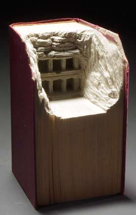 کنده کاری های بی نظیر روی کتاب