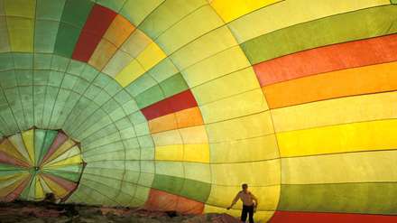 بالن بزرگ رنگارنگ