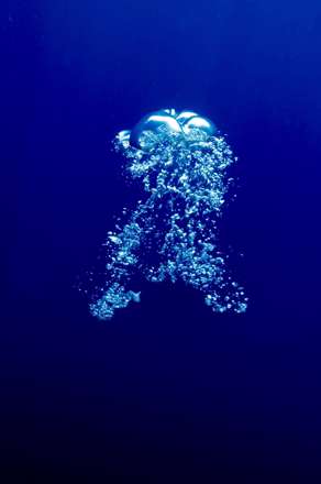 حباب بزرگ و کوچک وسط آب