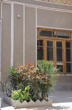 نمای بسته از حیاط خانه شهید بهشتی