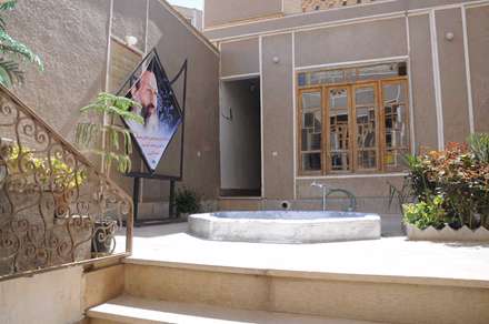 نمای حیاط از زیرزمین خانه شهید بهشتی