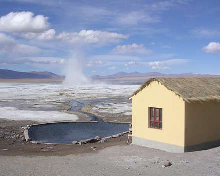 خانه و برکه در بیابان