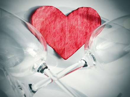 قلب قرمز و لیوان ها