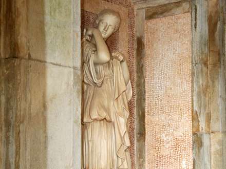 مجسمه ای از یک ویالون زن