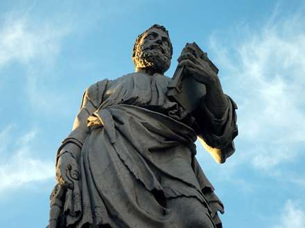 مجسمه ای از یک شاعر