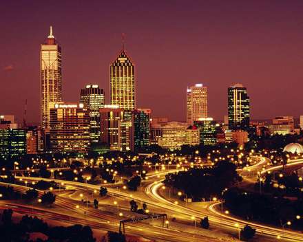 شهر مدرن ساحلی در شب