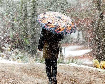 بارش برف پائیزی در روستای کیاده