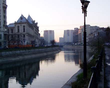 رودخانه زیبا در شهر