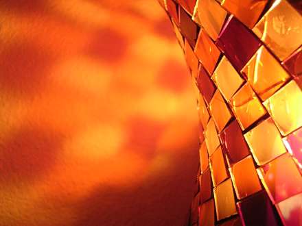 طرح گرافیکی مربع های زرد و قرمز