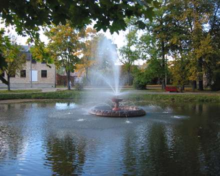 استخر زیبا در پارک