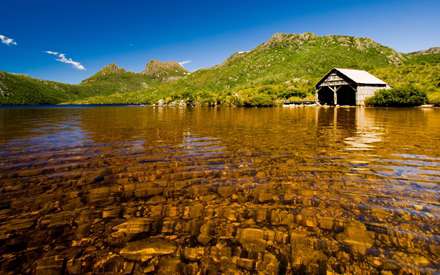 دریاچه ای با آب زلال