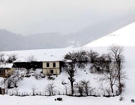 بارش برف پائیزی در روستای کیاده