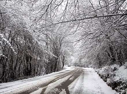 بارش برف پائیزی در روستای کیاده